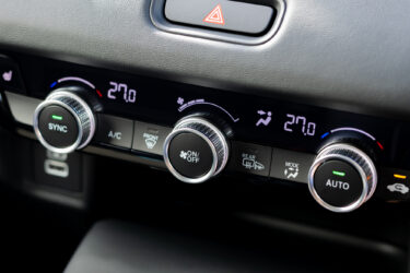 車のA/Cボタンは暖房時に消す？上手な使い方や燃費への影響を解説