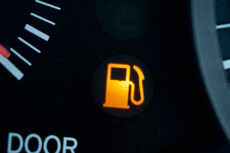 ガソリンランプが点滅しても慌てない 走れる距離と5つの対処法を紹介 Gearhub ギアハブ 自動車 アクティビティ情報サイト